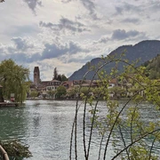 Vue sur l'écluse de l'Aar entre Interlaken et Unterseen, en arrière-plan l'église d'Unterseen