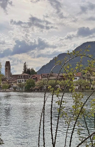 Vue sur l'écluse de l'Aar entre Interlaken et Unterseen, en arrière-plan l'église d'Unterseen