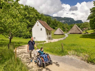 En déplacement avec le fauteuil roulant électrique JST-Mountain Drive sur le parcours Ballenberg « a la Cart »