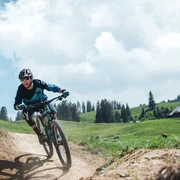 downhill-bikepark-wiriehorn-biker-unterweg-kurve.jpg
