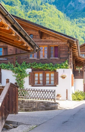 Gasse mit alten Häusern in Brienzwiler