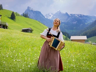 Die Diemtigtalerin Miss Helvetia lernt euch zu jodeln