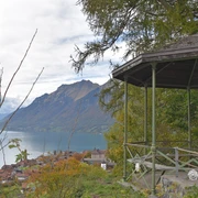 Pavillon und Aussichtspunkt Gippi mit Blick auf Brienz und den Brienzersee.