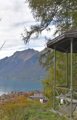 Pavillon und Aussichtspunkt Gippi mit Blick auf Brienz und den Brienzersee.