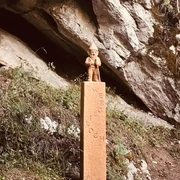 Skulptur vor dem Zwergliloch