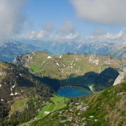 Unterwegs zum Stockhorn-Gipfel mit Tiefblick zum Oberstockensee.