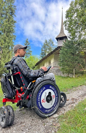 Avec le fauteuil roulant Mountain Drive jusqu'à la chapelle Schwenden