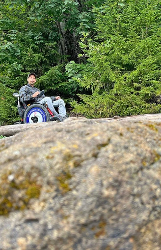Avec le fauteuil roulant Mountain Drive, tu peux monter des pentes jusqu'à 30 degrés