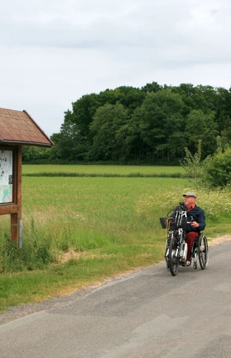 Emsland-Route - Norbert Feislachen und Walter Teckert fahren auf der Handbiker-Route