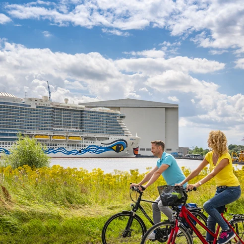 Besucherzentrum Meyer Werft in Papenburg; AIDA-Schiff im Hafen - Radfahren im Emsland ©Emsland Tourismus GmbH (3).jpg