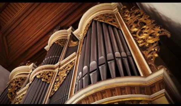 Zu hören ist die Passacaglia von Bach gespielt von Xaver Varnus auf der Silbermann-Orgel in der St. Georgenkirche in Rötha, Leipzig Region