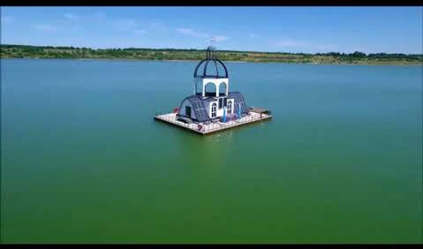 Das Video aus der Vogelperspektive filmt einmal um die VINETA des Störmthaler Sees herum