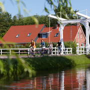 Radfahrer auf Klappbrücke in Papenburg