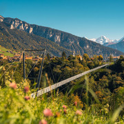 Sigriswil Panoramabrücke mit Aussicht auf das Bergpanorama.