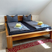 11 - Schlafzimmer I mit Doppelbett.jpg