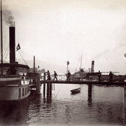 Zwei Dampfschiffe auf dem Genfersee vor 1900. Im Hintergrund fährt die «Aigle» weg. Sammlung Schweizerisches Nationalmuseum