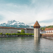 Kapellbrücke Luzern mit Wasserturm und Pilatus im Hintergrund