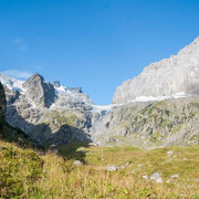 Die Alp Chüeplangg unter hohen Berggipfeln