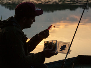 Sonnenuntergang, Angler in Boot