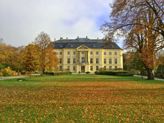 Schloss Trebnitz im Herbst