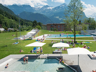 schwimmbad-liegewiese-freibad-altdorf-zentralschweiz.jpg