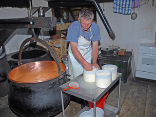 L'alpagiste lors de la fabrication du fromage