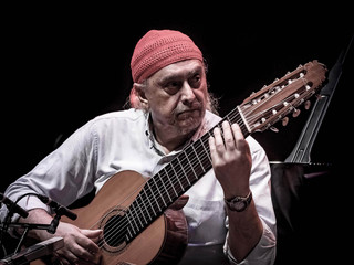 Egberto-Gismonti-Gitarre-by-Roberto -Cifarelli.jpg
