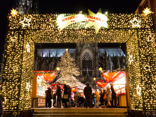 Weihnachtsmarkt-am-Koelner-Dom-Bilderblitz-KoelnTourismus-GmbH.jpg