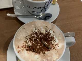 Heiße Schokolade mit Sahne und Kaffee im Eiscafé Da Vito, Albersdorf