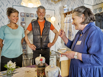 Ostfriesische Teezeremonie im Teemuseum in Norden