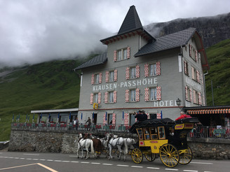 Das Ziel der 8. Etappe des Urner Alpenkranzes: Das Hotel Klausen-Passhöhe