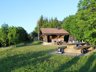 Bei der Oberstolehütte gibt es zwei Feuerstellen und viele Sitzgelegenheiten.