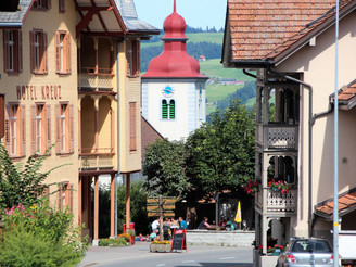 Ausgangspunkt des Köhlerweges ist im Dorf Romoos.
