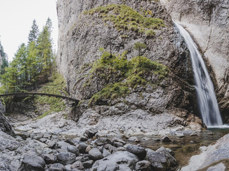 Wasserfall und kleine Hängebrücke beim Chessiloch in Flühli