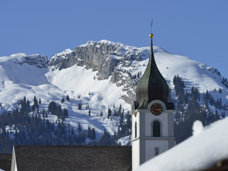 Dorf Sörenberg mit Blick auf die verschneite Schrattenfluh
