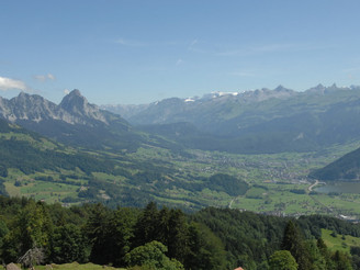 Blick vom Wildspitzgipfel in den Schwyzer Talkessel - mit den Mythen