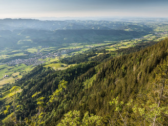 Der Ausblick auf Schüpfheim vom höchsten Punkt der Wanderung, von der Farnere.