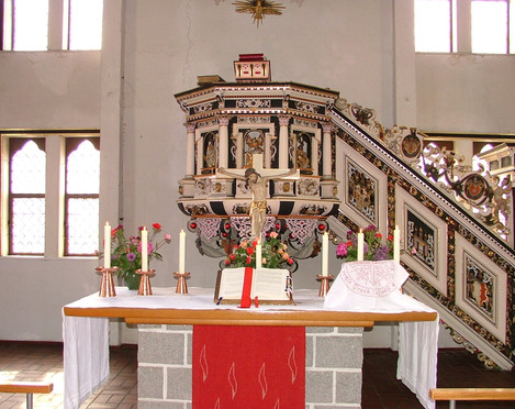 Kreuzkirche_innen_Altar-und-Kanzel.JPG