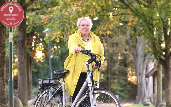 Gästeführerin Dorothee Clüber mit ihrem Fahrrad