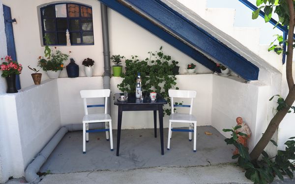 Kleine Sitzecke Restaurant Santorini.JPG