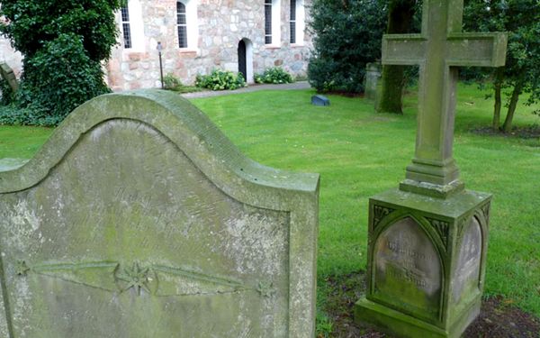 Uralte Grabsteine sind noch auf dem alten Friedhof zu finden