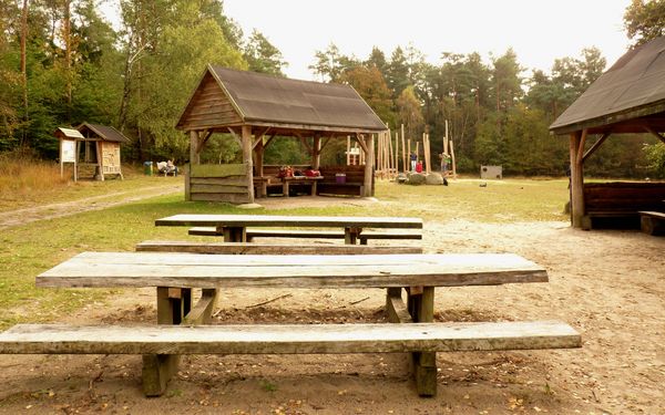 Bänke und Tische bieten auf dem Abenteuerspielplatz gute Möglichkeiten für eine Pause 