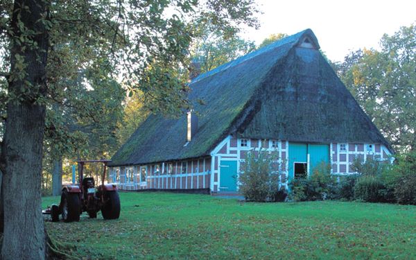 Liebevoll erhaltene Strohdachhäuser - typisch für Findorff-Siedlungen wie Ostendorf