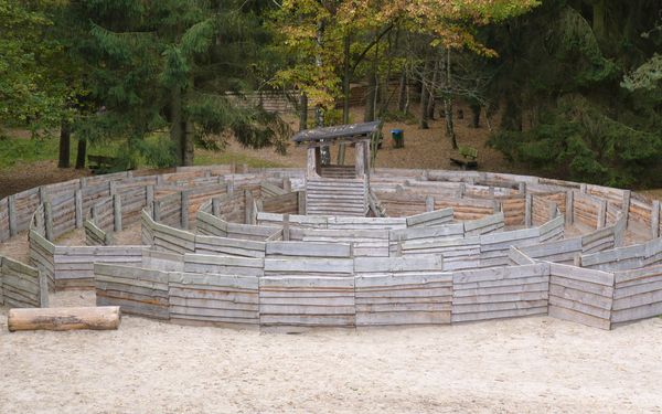 Holzlabyrinth, eines der Spielmöglichkeiten auf dem Abenteuerspielplatz im Großen Holt