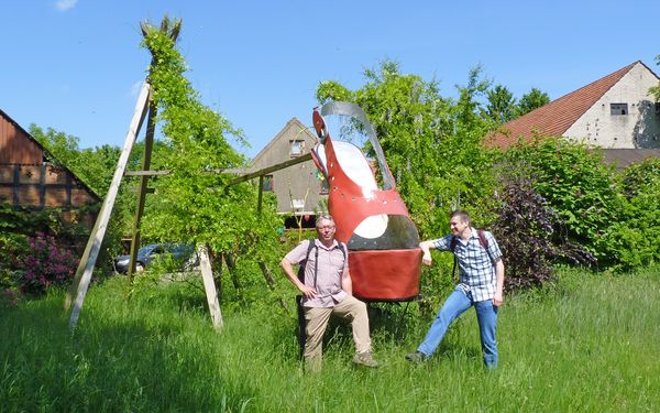 Ein beliebtes Fotomotiv - der große rote Damenschuh in Ostertimke