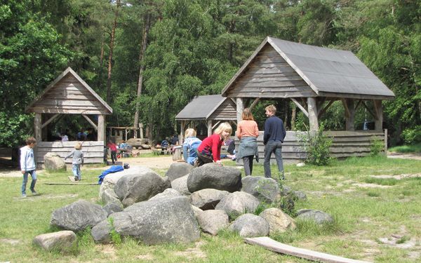 Viele Schutzhütten und Rastplätze gibt es auf dem Abenteuerspielplatz Großes Holz