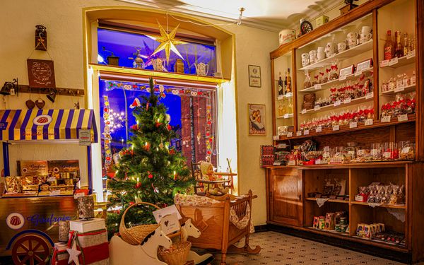 Der Verkaufsraum liebevoll weihnachtlich dekoriert 