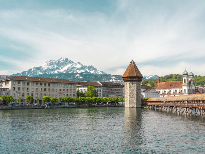Kapellbrücke Luzern mit Wasserturm und Pilatus im Hintergrund