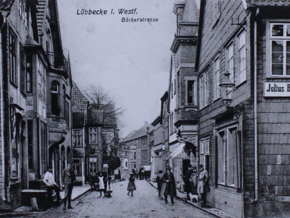 Blick in die Bäckerstraße Ri. N, um 1905, mit Straßenlaterne.jpg