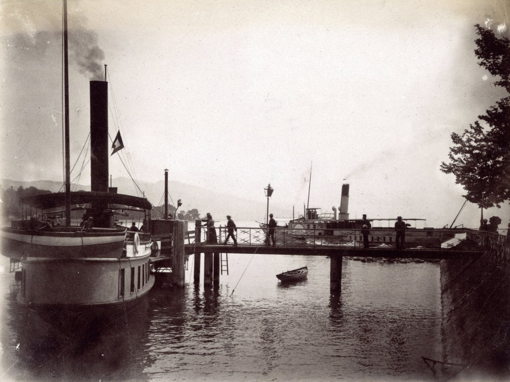 Zwei Dampfschiffe auf dem Genfersee vor 1900. Im Hintergrund fährt die «Aigle» weg. Sammlung Schweizerisches Nationalmuseum